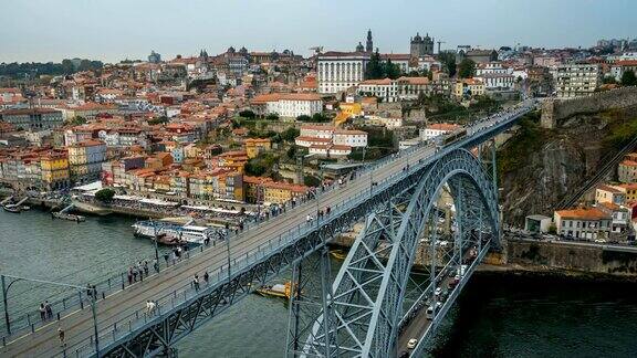 行人在DomLuísI桥葡萄牙波尔图