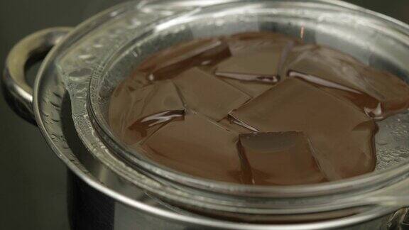 黑巧克力在碗中融化放入热开水中