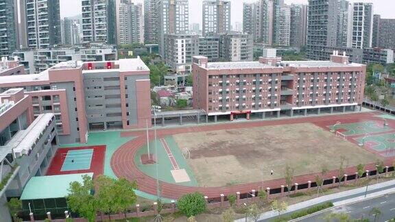 中国深圳小学教学楼与操场