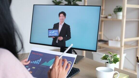 亚洲商人在视频会议上谈论销售报告亚洲女性和团队使用电脑进行视频电话在线会议在家工作