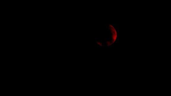 乌云遮住夜晚邪恶的红月