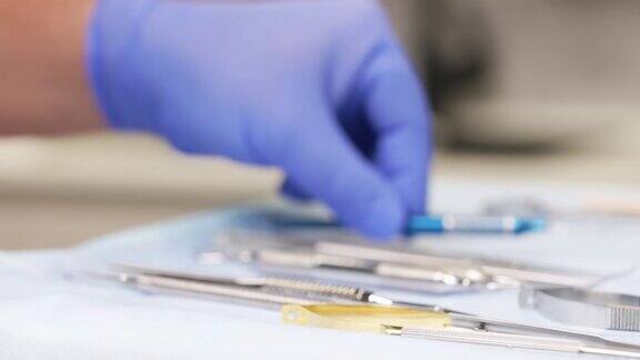 牙医在整理牙科器械
