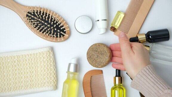 一位女士将固体洗发水放入一套天然环保化妆品中用于护发