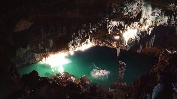 弗洛雷斯岛一名女子潜入洞穴的水中