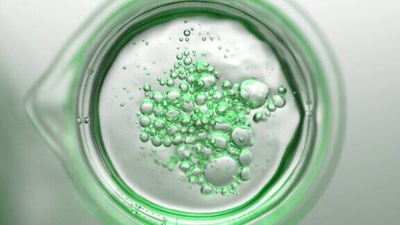 绿色液体从烧瓶倒入烧杯会产生气泡