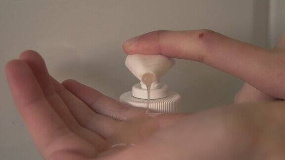 肥皂从皂液器中喷射到孩子的手上慢动作