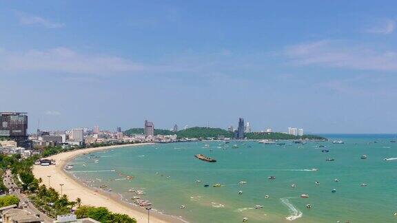 时光流逝:泰国春武里的芭堤雅湾海滩港口和城市