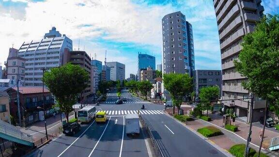在东京市中心的大街上过往的交通堵塞令人目不暇接