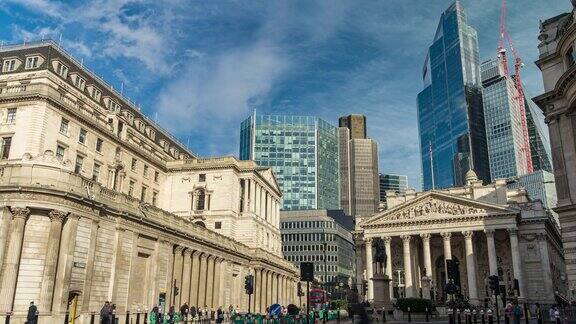 伦敦市中心英格兰银行和伦敦证券交易所拥挤的人群和交通的时间流逝