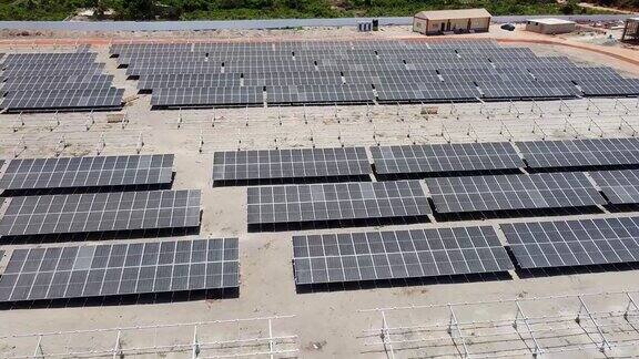 在冈比亚正在建设的Jambur太阳能光伏能源项目现场空中向前飞行飞越尘土飞扬的双面太阳能电池板