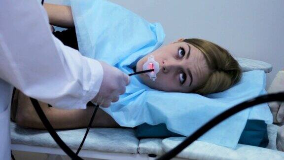 医生让小女孩通过口腔做胃镜检查