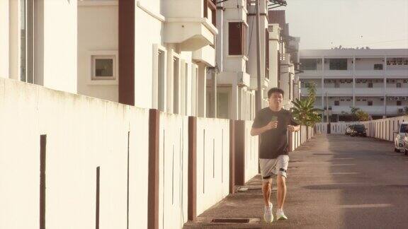 一名成年男性在住宅区独自慢跑