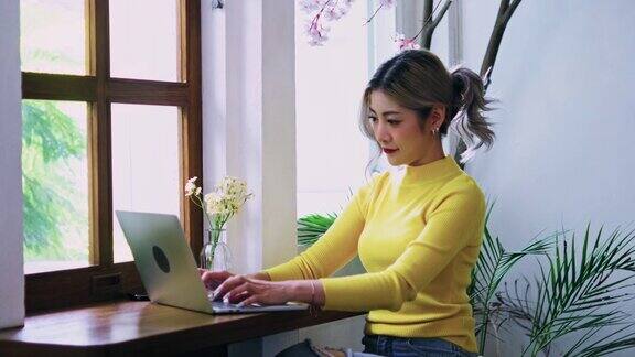 亚洲女性在办公室用笔记本电脑工作企业财务理念