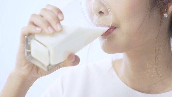 女孩喝了一杯牛奶
