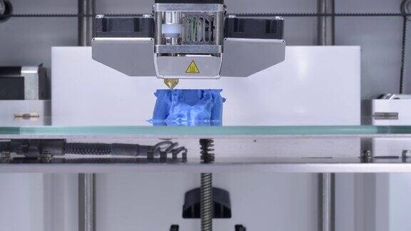 工作的3D打印机打印一系列人体半身像-象征人工智能