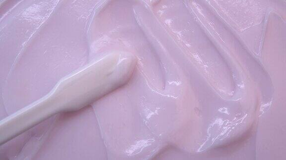 质地柔和的粉红色奶油