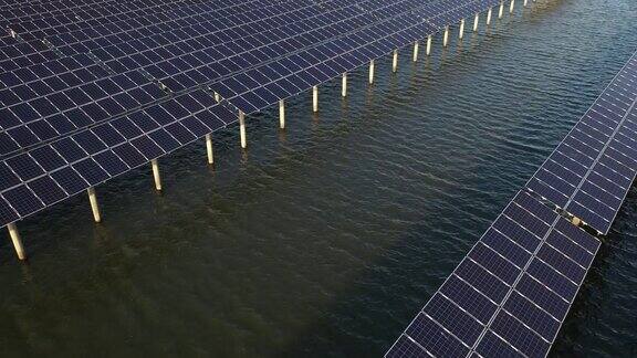 早晨水上太阳能发电站的航拍照片