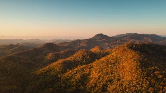 从无人机视频4K超缩一个全景的高山在早晨温暖的金色的光压在山上泰国南邦省