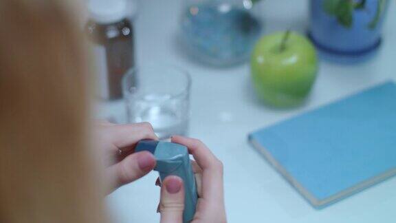 哮喘吸入器在桌子上治疗哮喘发作的医疗设备