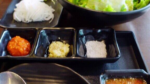 蘸酱和配菜与新鲜蔬菜的韩国食物