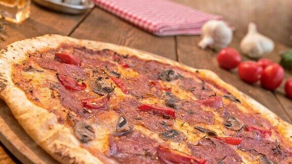 SLOMO热披萨和意大利腊肠放在木桌上