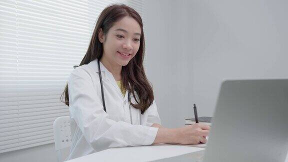 tele-medical医生通过视频会议向病人解释用药情况一位亚洲医生正在通过远程通信向患者描述病情技术促进健康