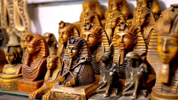 埃及石猫和其他产品的雕像在埃及的商店货架上