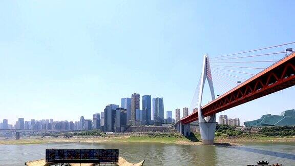 河上的吊桥和河边的现代建筑