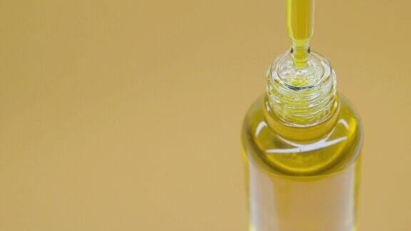 油从移液器滴入玻璃瓶