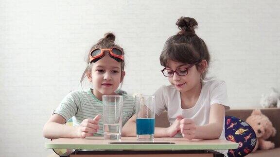 化学实验孩子们在家里学习基础化学姐姐向妹妹解释基本的科学知识孩子们的科学
