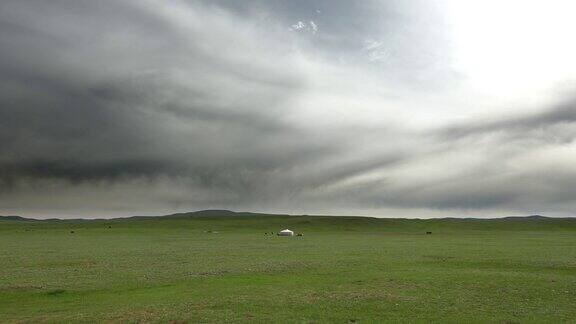 中亚大草原上的一个白色蒙古包