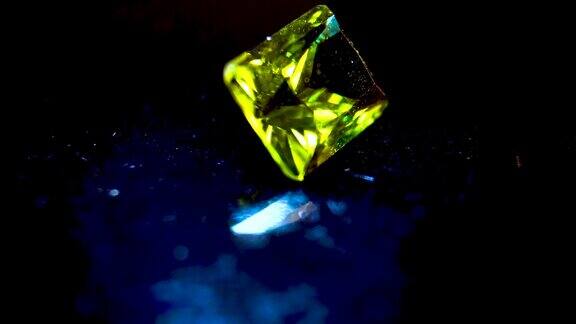 宝石橄榄石色泽明亮精致的宝石水苍玉