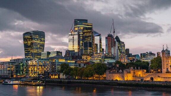 日落时分金融玻璃办公楼河岸与伦敦金融城建筑群的时间变化