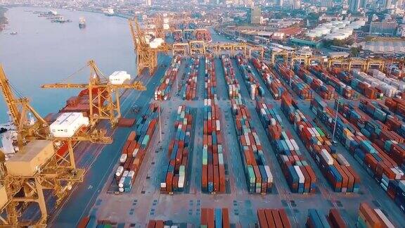 航拍东南亚海洋港口集装箱船进出口物流