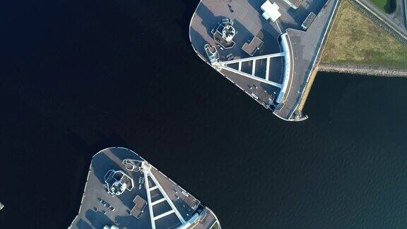 无人机从空中拍摄的圣彼得堡大坝运河的旋转镜头