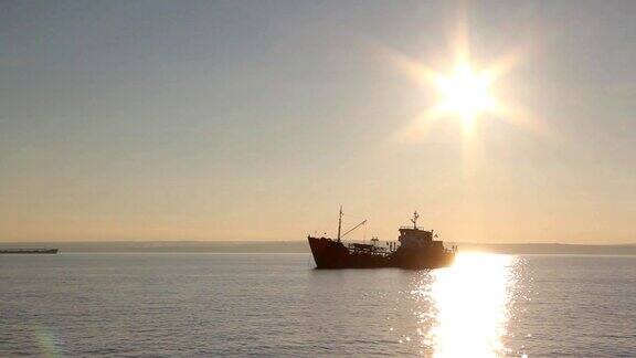 日落时分的渔船