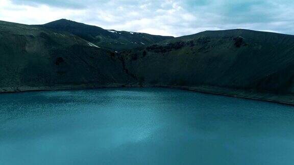 蓝绿色的火山口湖