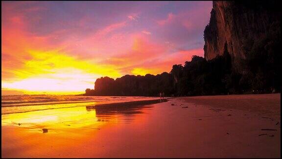 令人惊叹的美丽景色日落黄昏和美丽的天空在泰国的喀拉布海滩