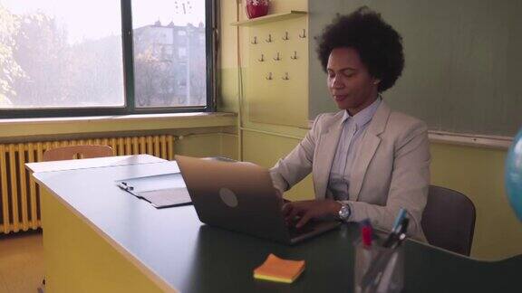 非裔美国教师在小学使用笔记本电脑