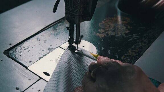 老女裁缝的手缝在家里的复古缝纫机慢动作