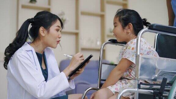 一位亚洲医生正在检查一个女孩