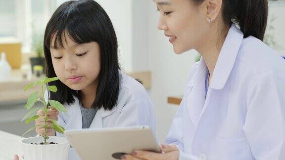 教室实验室里的化学老师和小女孩生物学教育项目