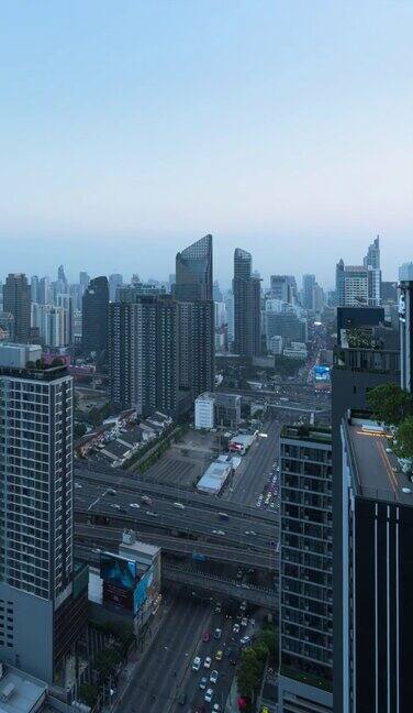 曼谷市景电影黄昏时分高楼林立的商业区(泰国曼谷)