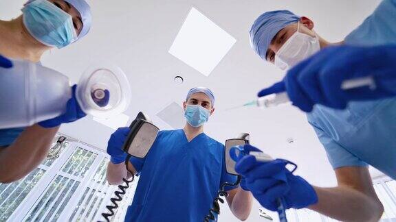 一组专家使用除颤器注射器在诊所挽救病人的生命
