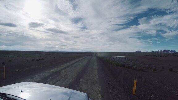 越野车通过冰岛盛开的草地