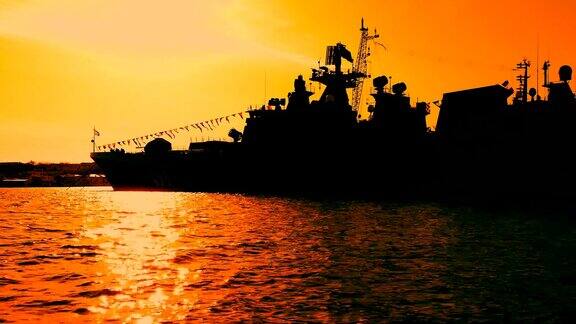 日落时一艘现代战舰的剪影