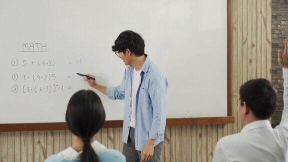 亚洲男教师在教室里教学生