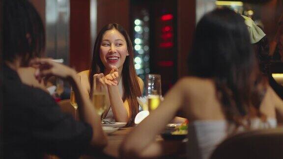 一群亚洲人在酒吧里举行小型派对