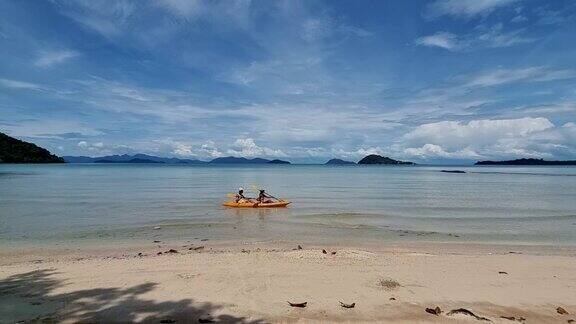 在泰国的热带岛屿KohMak的海洋里男女们在划皮艇