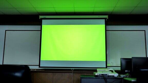 电脑教室里的投影仪屏幕显示绿色色度键屏背景中的技术:技术背景